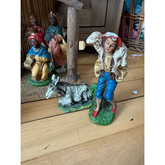 Vintage Nativity Scene handpainted made in italy with wooden scene - Picture 5 of 12